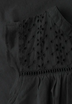 Blousetop met gespleten hals en shiffley-details