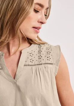 Blousetop met gespleten hals en shiffley-details