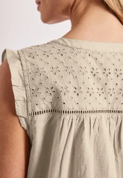 Blousetop met gespleten hals en shiffley-details