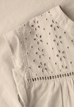 Blousetop met gespleten hals en shiffley-details