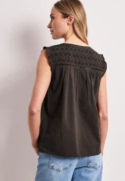 Blousetop met gespleten hals en shiffley-details