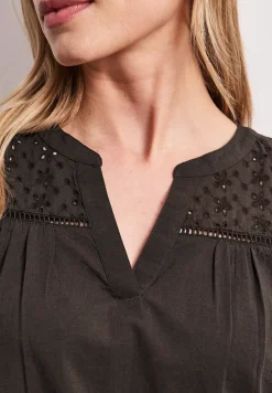 Blousetop met gespleten hals en shiffley-details