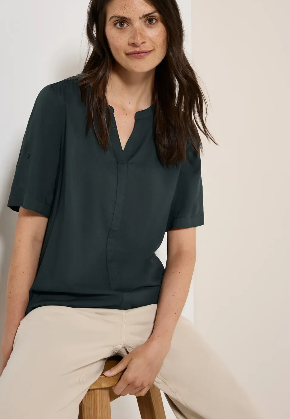 Blouse van viscose met gespleten hals