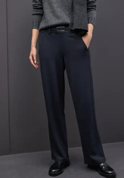 Broek met rechte pijpen en details