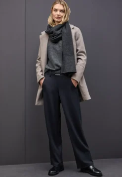 Broek met rechte pijpen en details