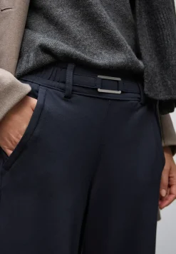 Broek met rechte pijpen en details