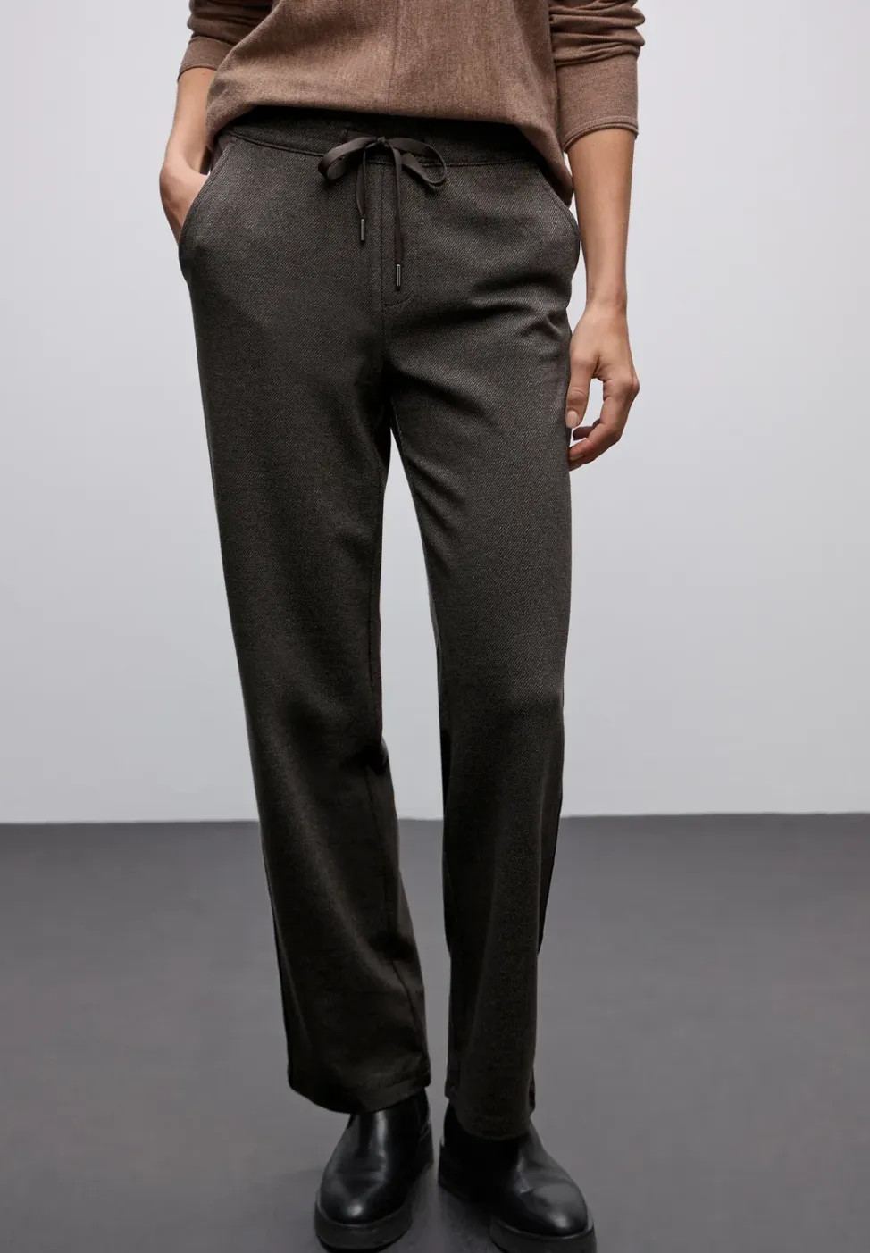 Broek met rechte pijpen en tape