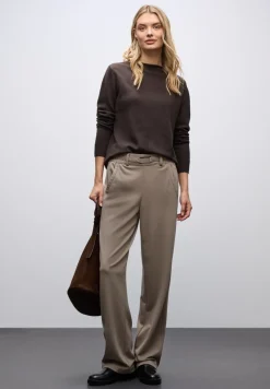 Broek met rechte pijpen en details