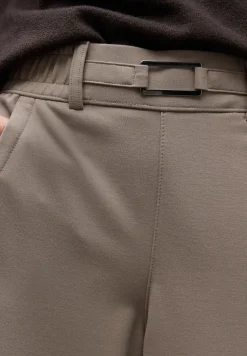 Broek met rechte pijpen en details