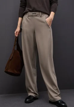 Broek met rechte pijpen en details