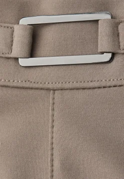Broek met rechte pijpen en details