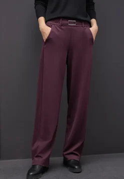 Broek met rechte pijpen en details