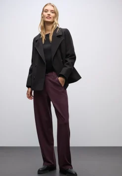 Broek met rechte pijpen en details