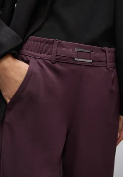 Broek met rechte pijpen en details