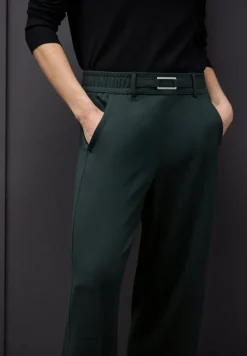 Broek met rechte pijpen en details