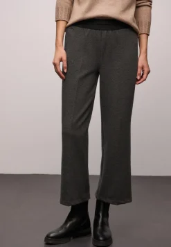 Broek met wijde pijpen in visgraatmotief