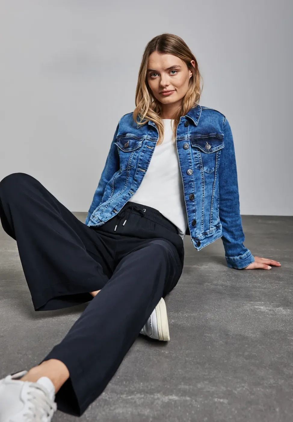Broek met wijde pijpen in keperstof