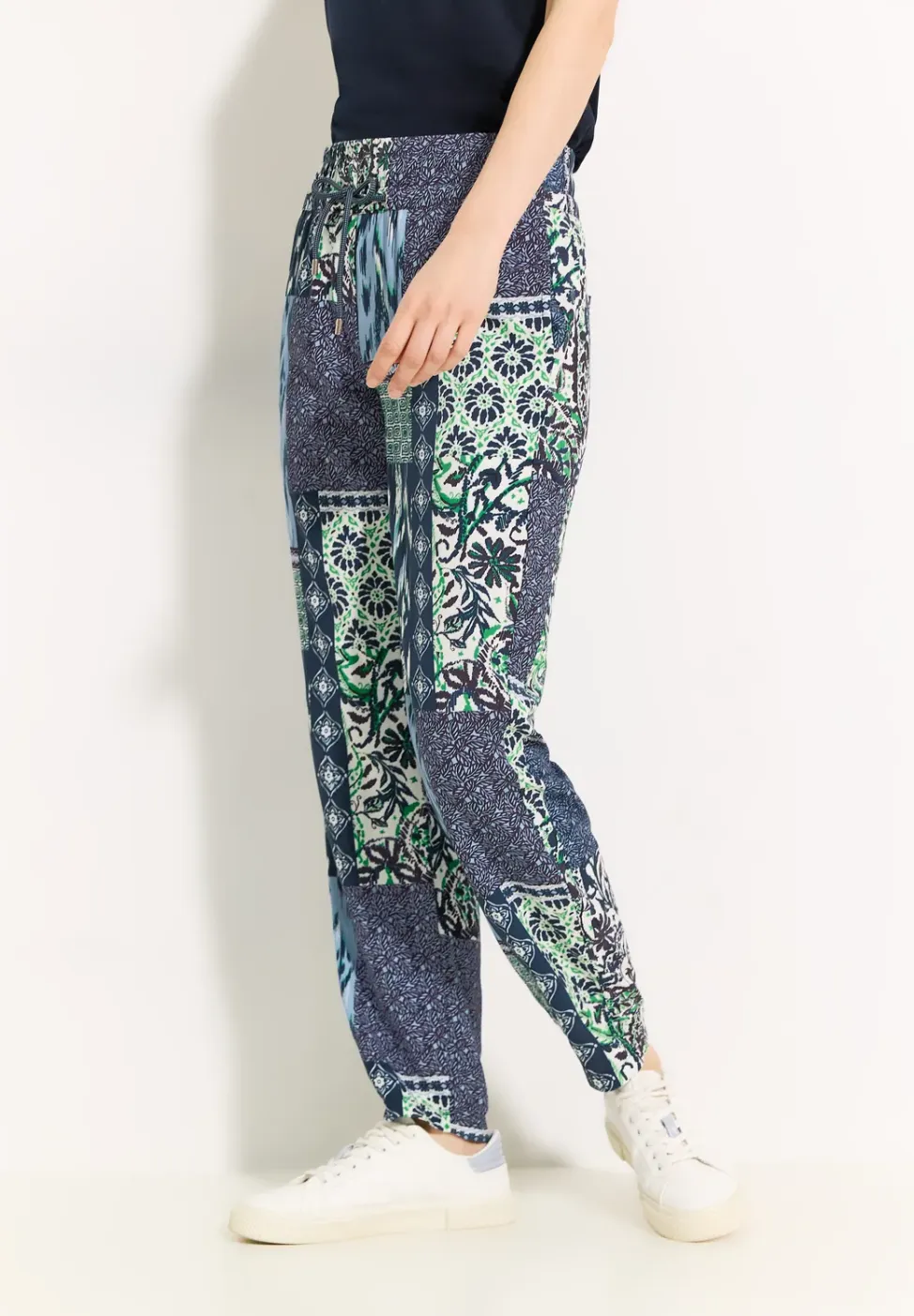 Broek met patchworkprint