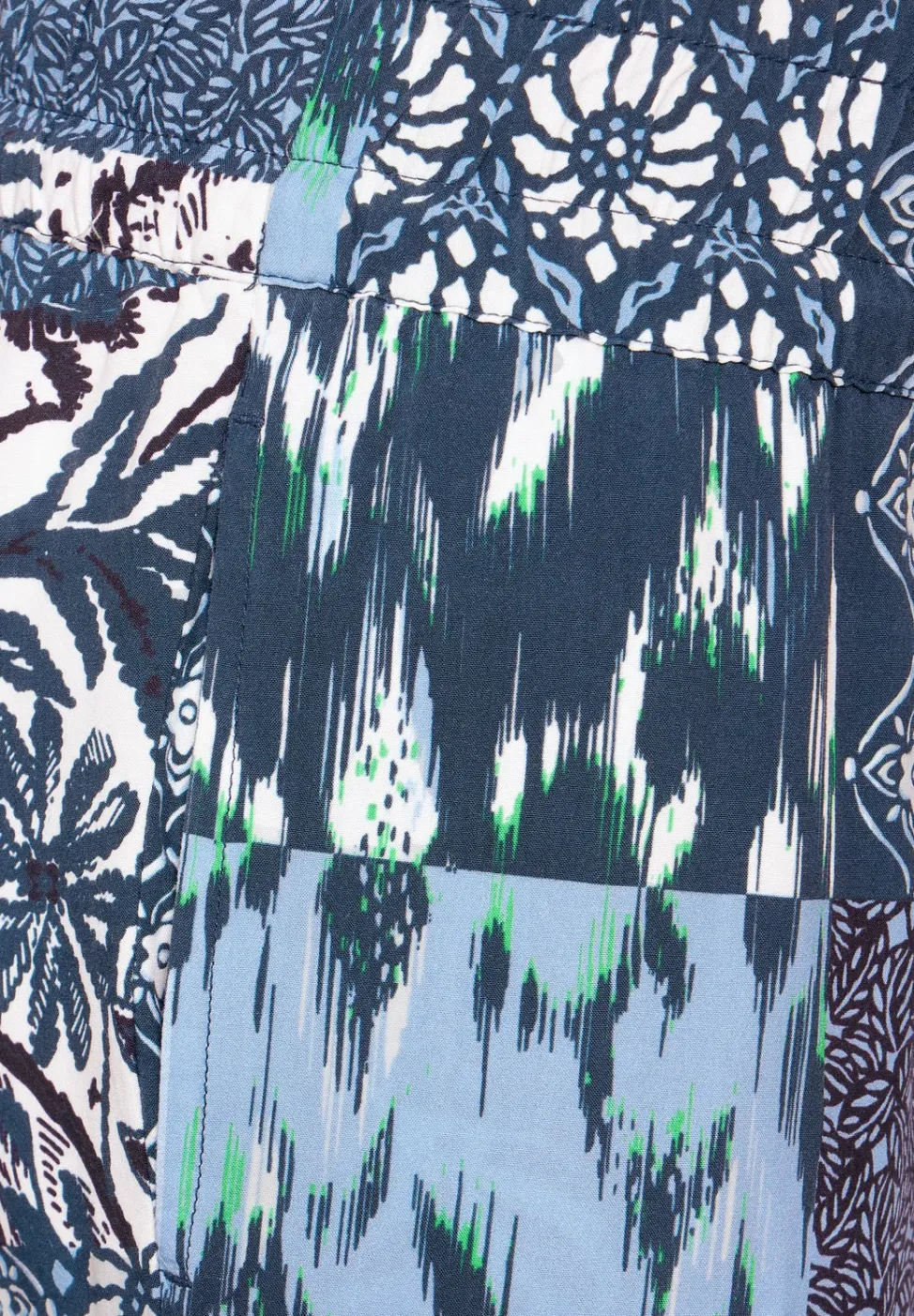 Broek met patchworkprint