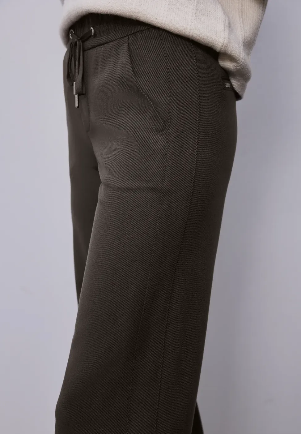 Broek met rechte pijpen en tape