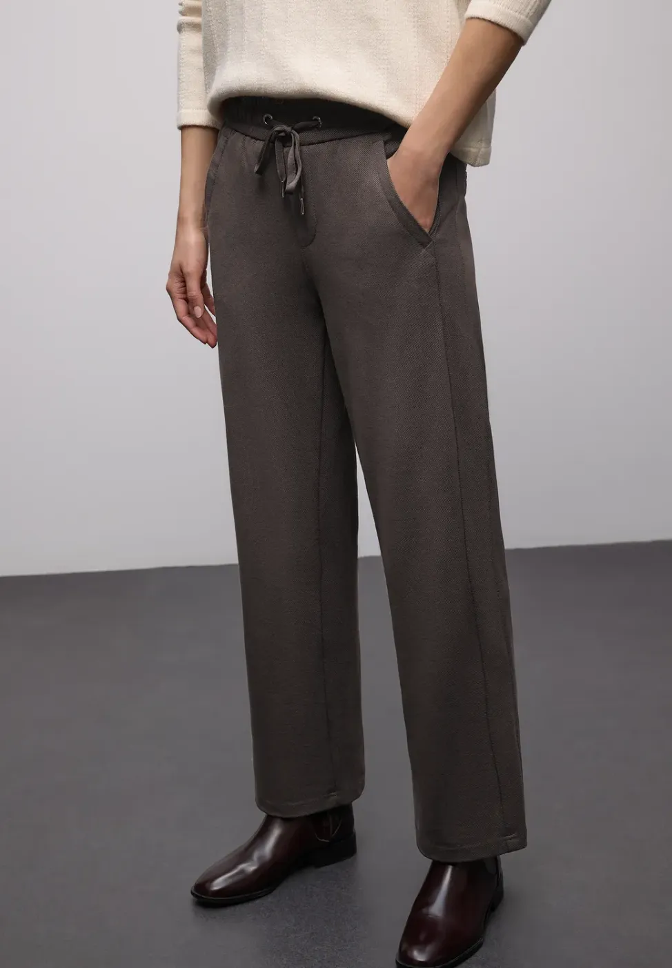 Broek met rechte pijpen en tape