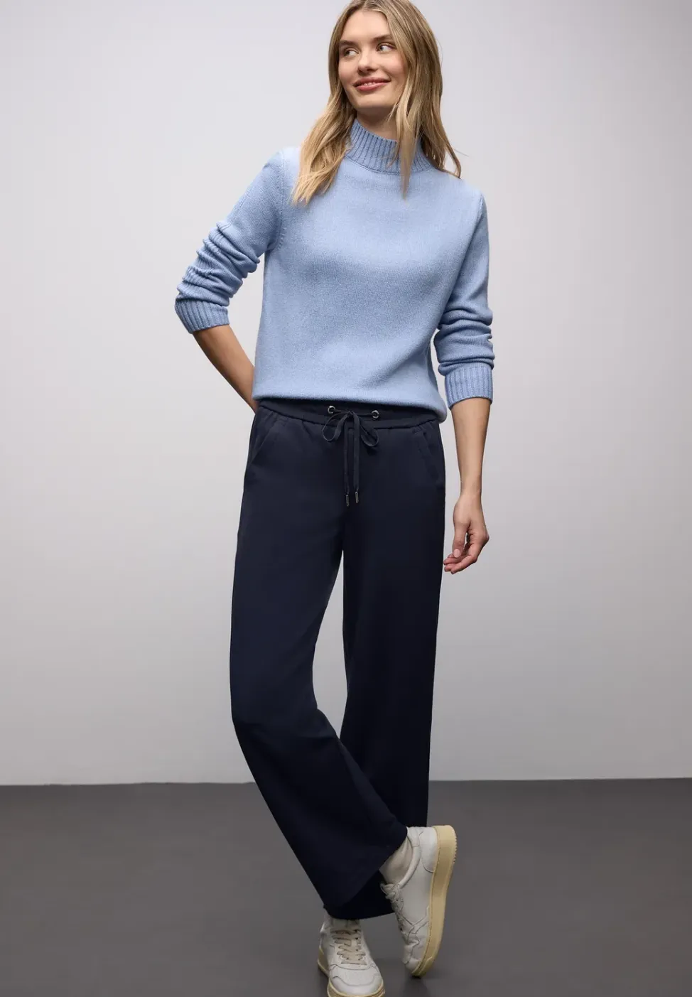 Broek met rechte pijpen en tape