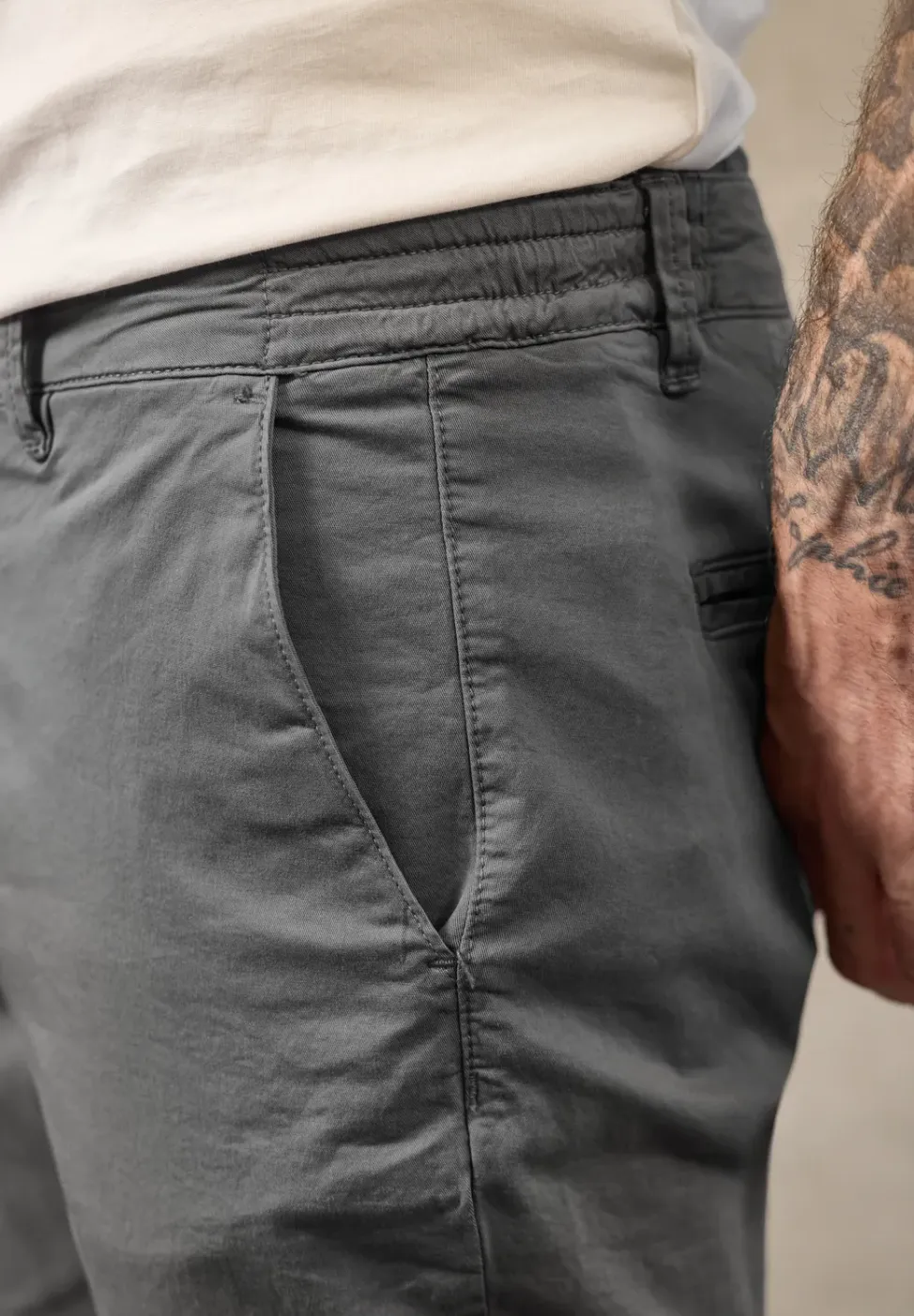 Chino met elastische tailleband