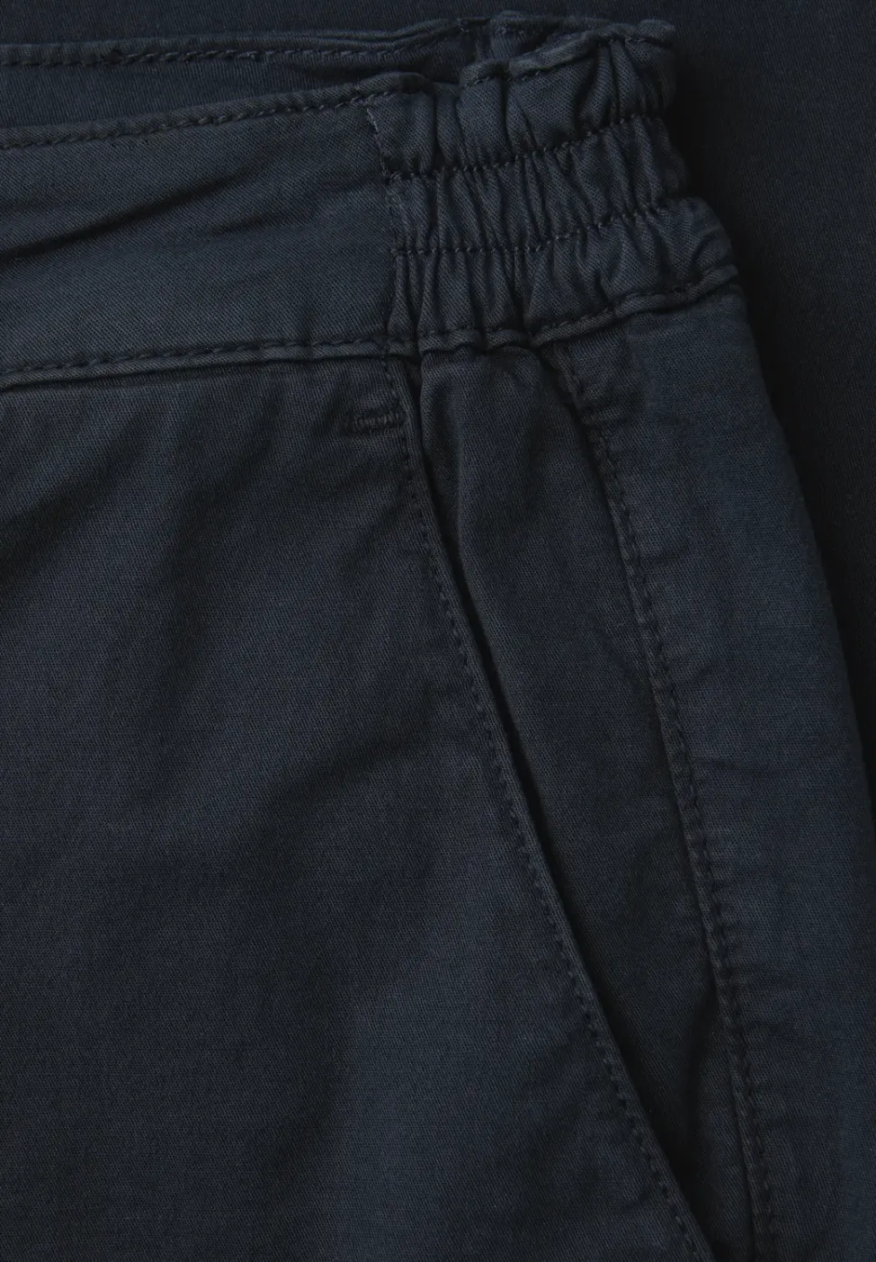 Chino met elastische tailleband