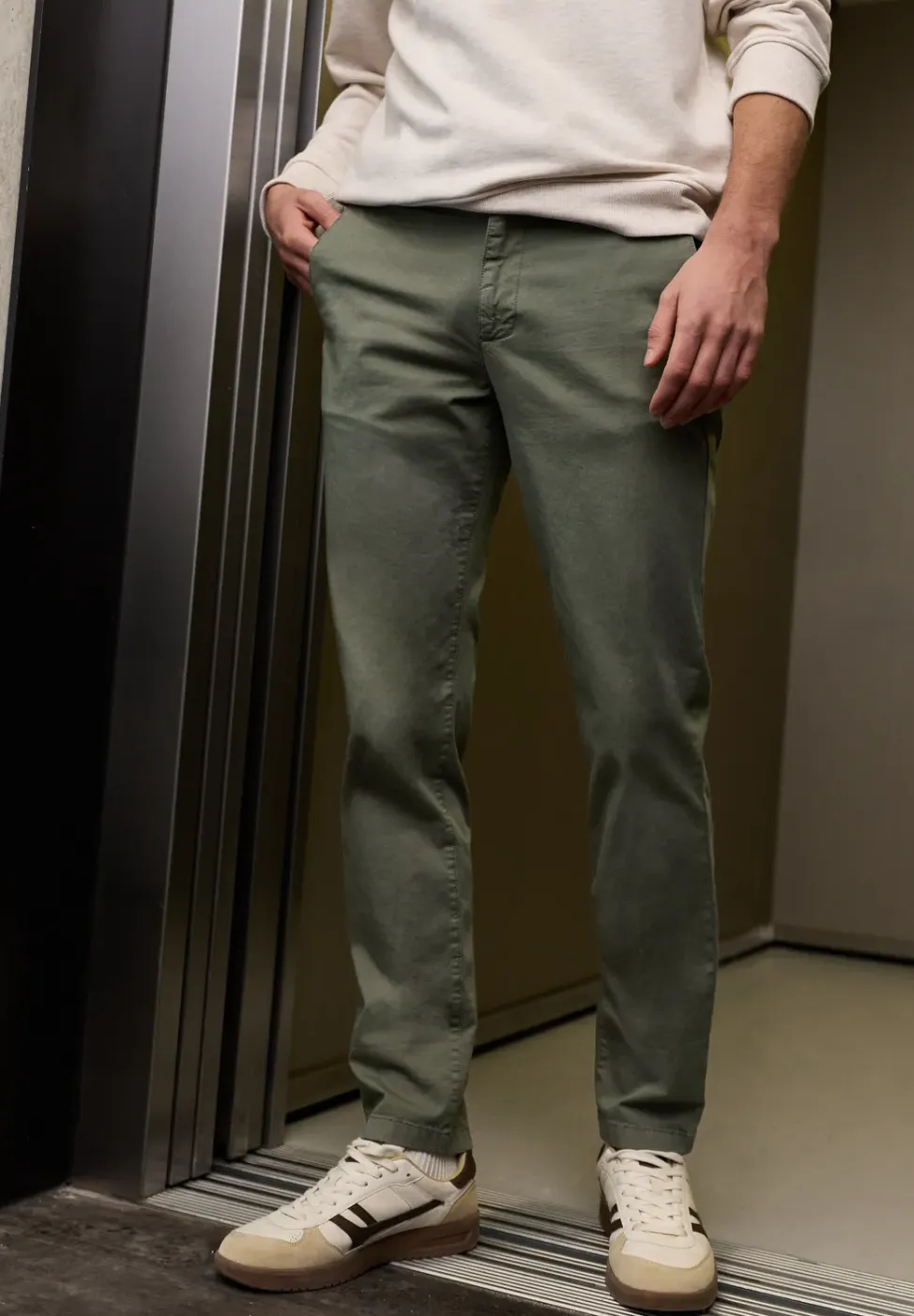 Chino met elastische tailleband