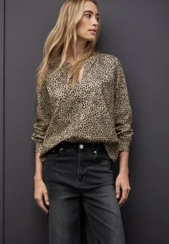 Corduroy blouse in leo look