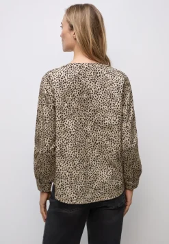 Corduroy blouse in leo look