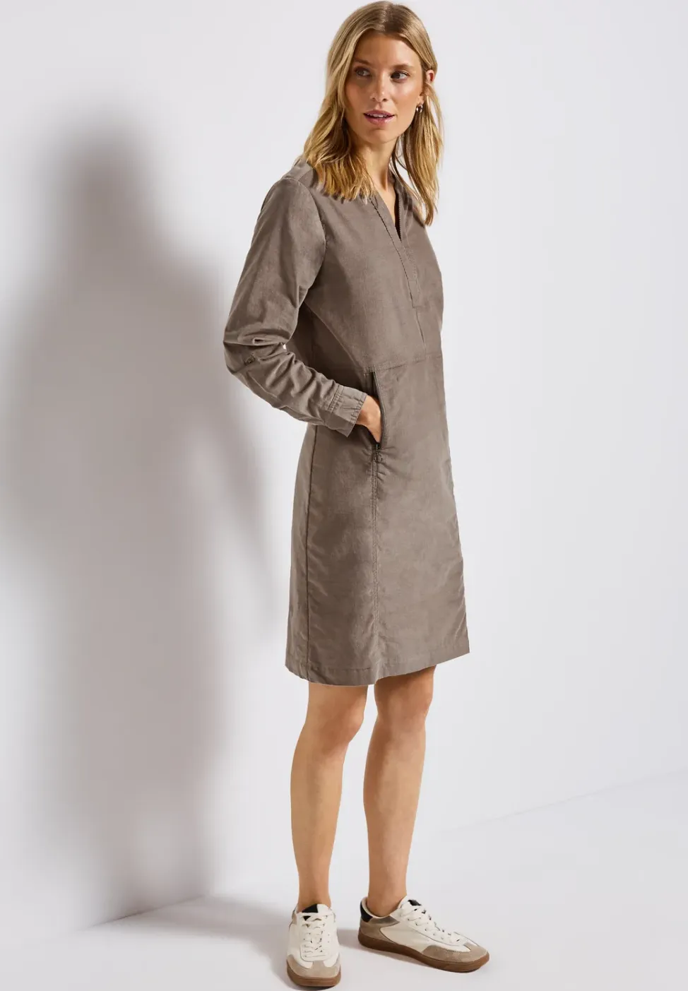 Corduroy jurk met gespleten hals