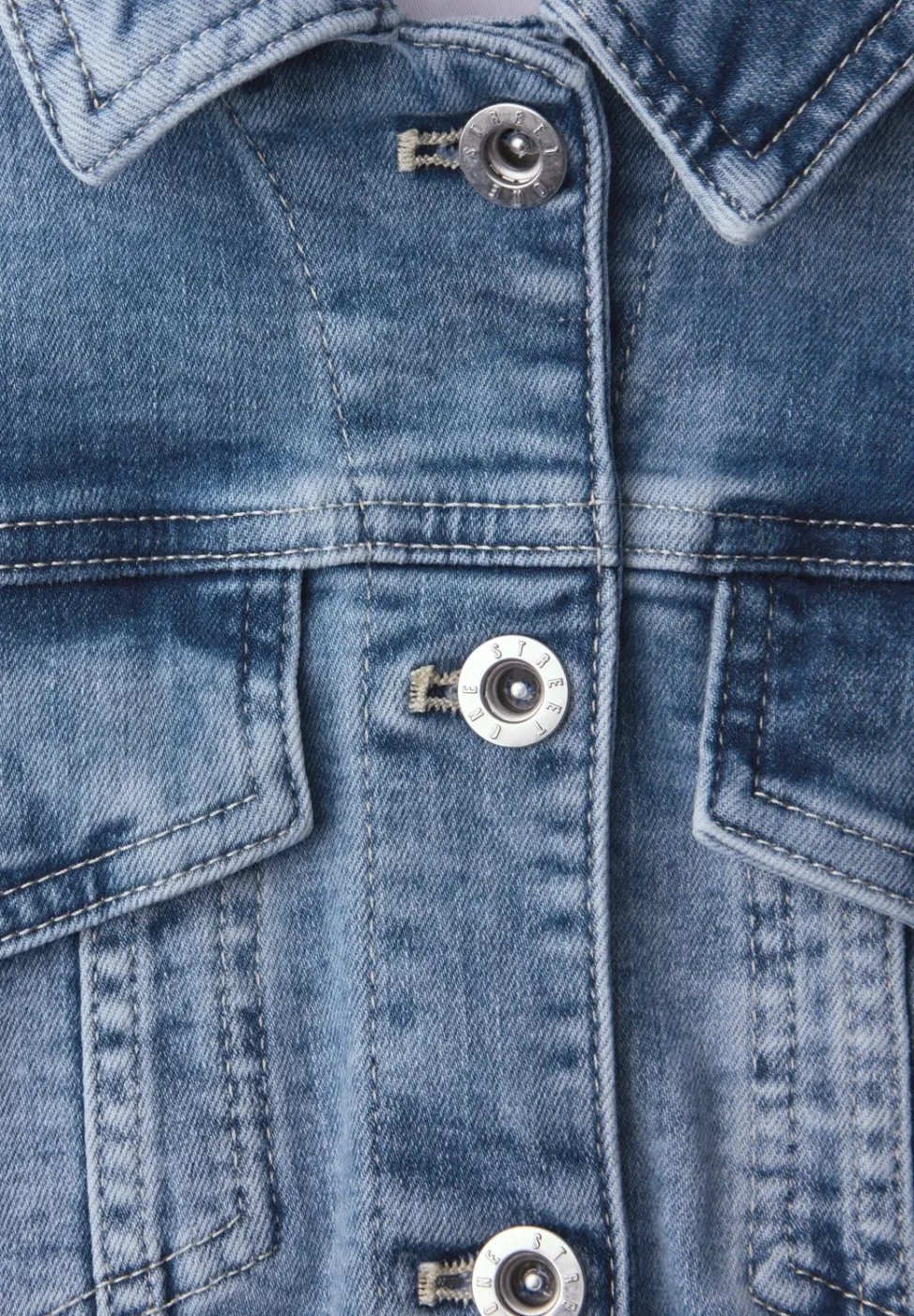 Denim jack met borstzakken en knopen