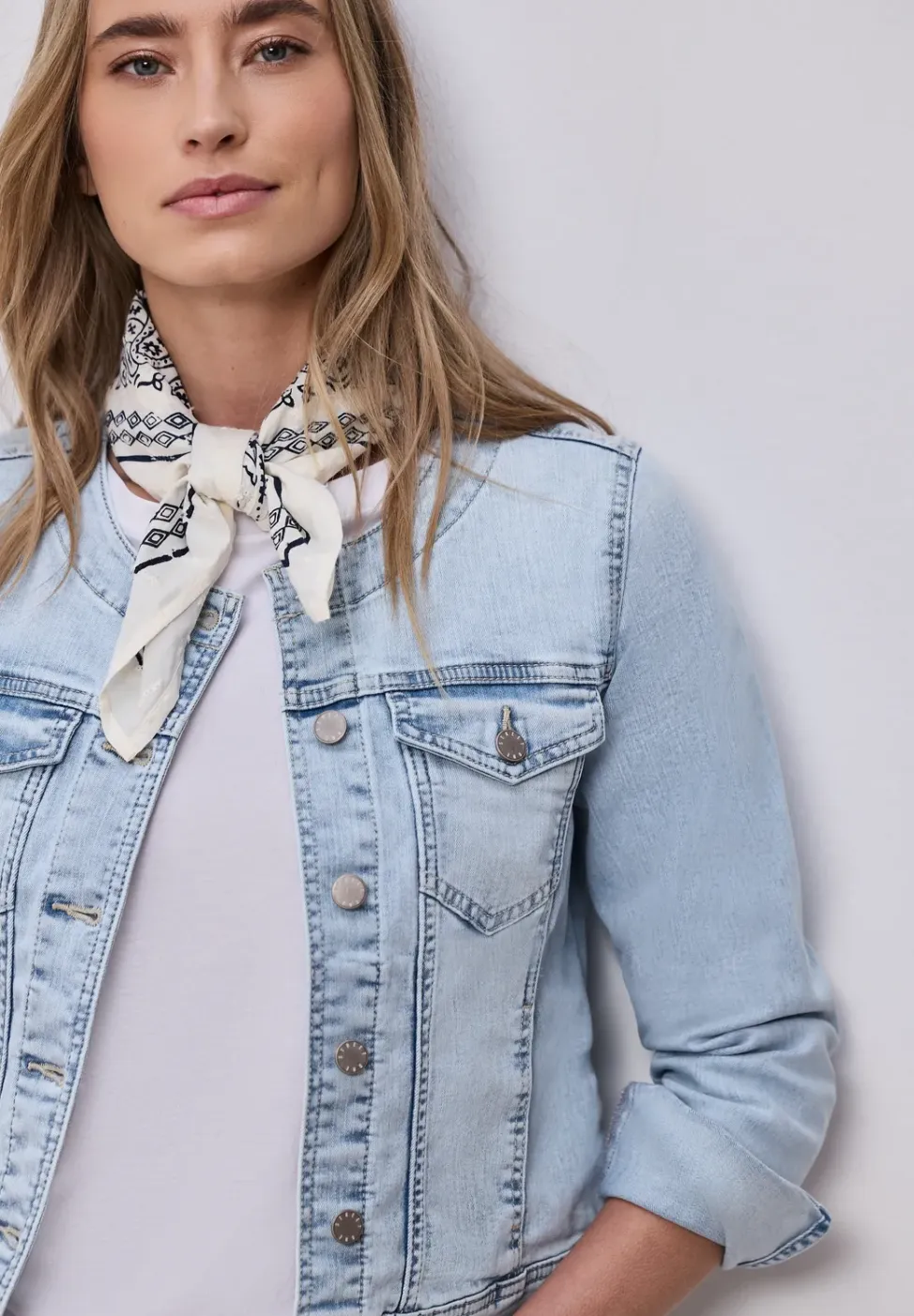 Denim jack met borstzakken en knopen