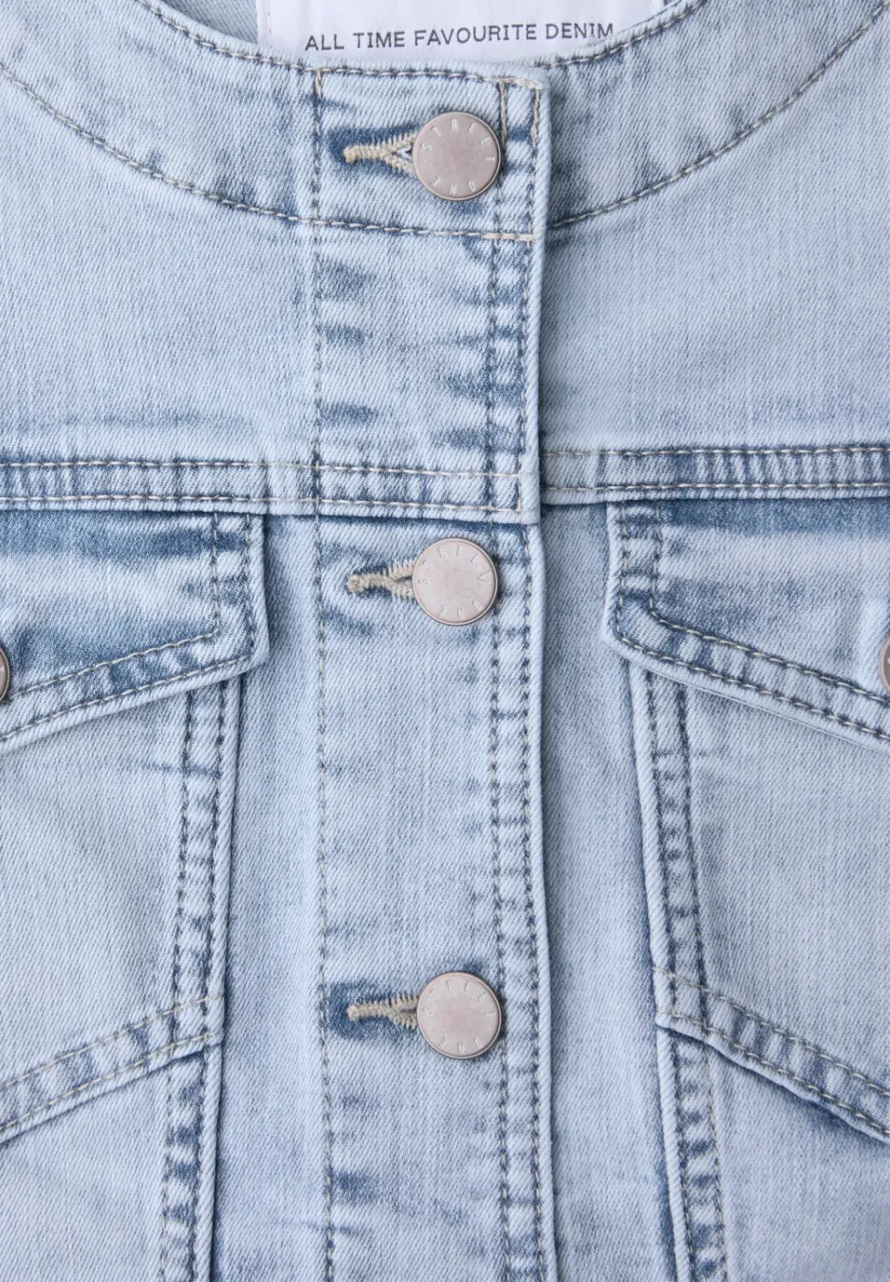 Denim jack met borstzakken en knopen