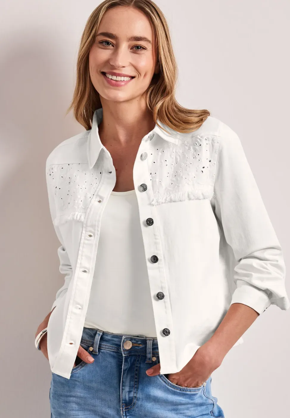 Denim jack met knoopsluiting en borduursel