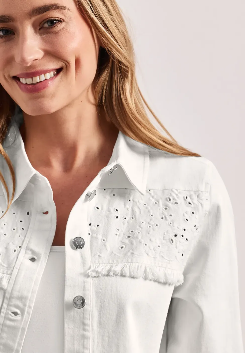 Denim jack met knoopsluiting en borduursel