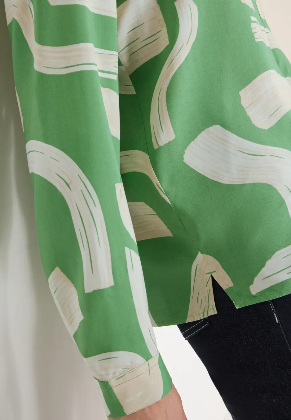 Gedessineerde blouse met gespleten hals