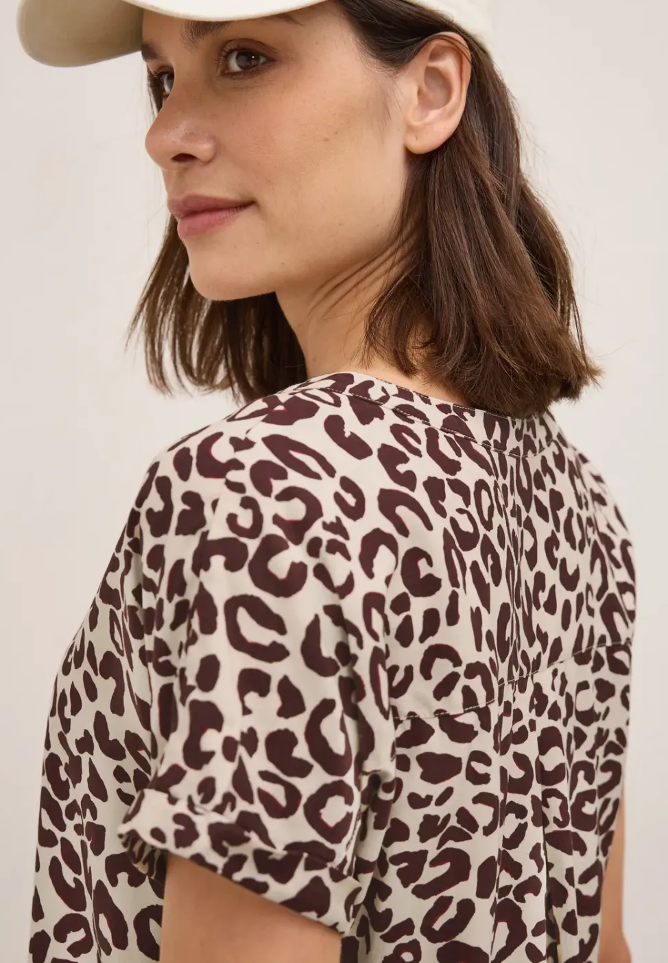Gedessineerde blouse met gespleten hals