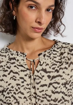 Gedessineerde chiffontuniek