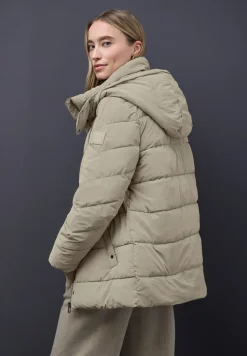 Gewatteerd jack met gebreide details