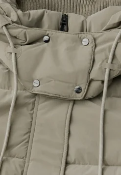Gewatteerd jack met gebreide details
