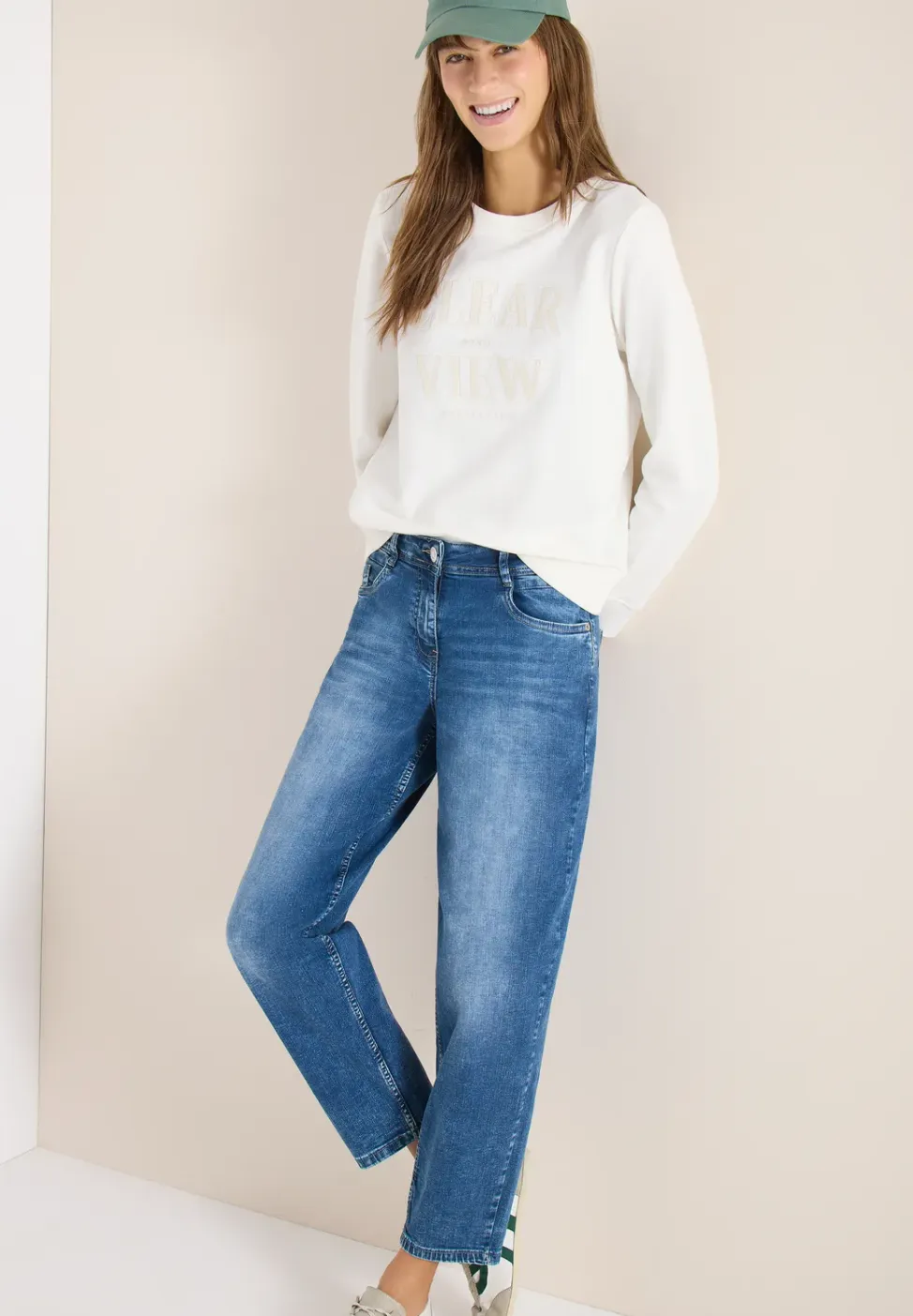 High Waist Barrel Leg Jeans in Loose Fit