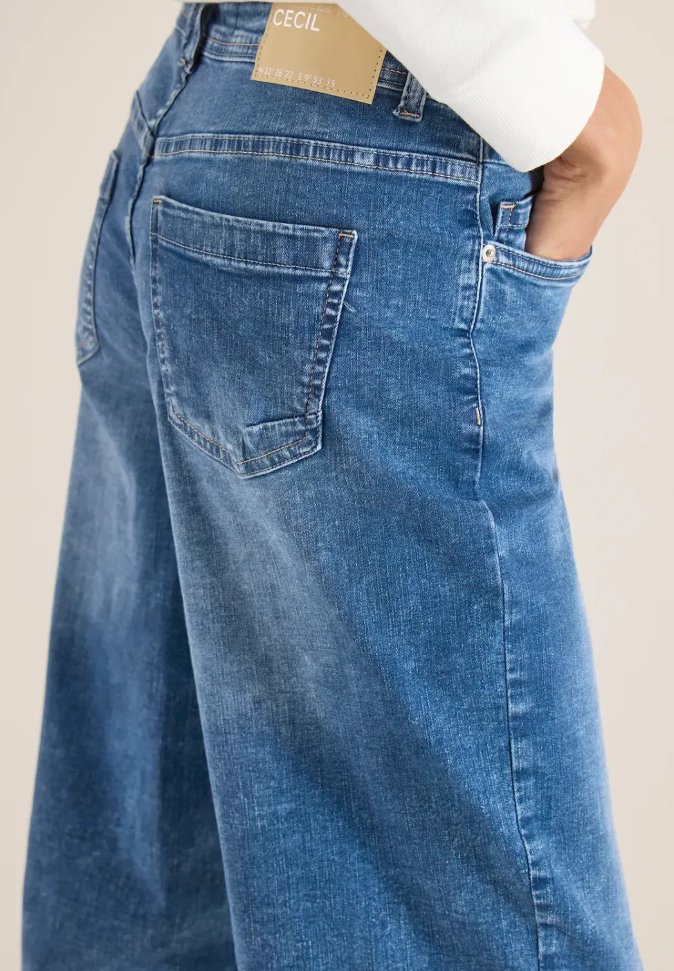 High Waist Barrel Leg Jeans in Loose Fit