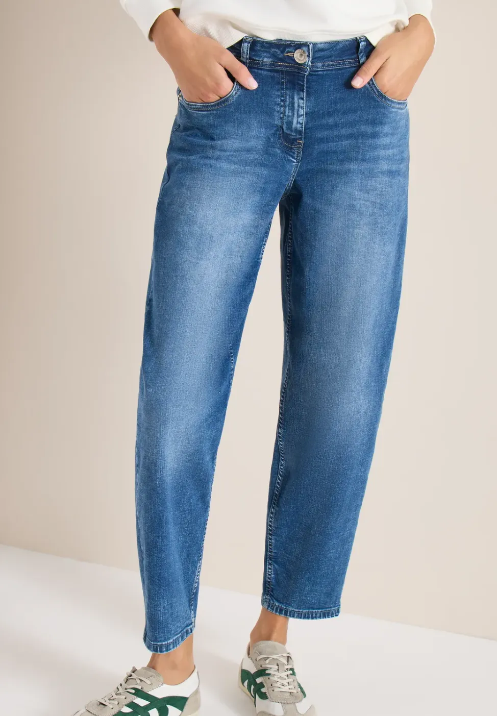 High Waist Barrel Leg Jeans in Loose Fit