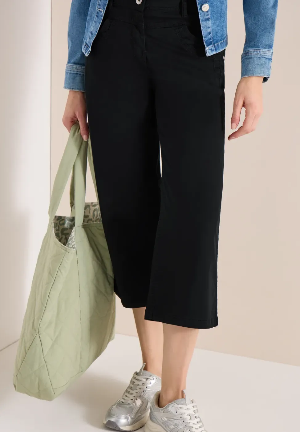 High Waist broek met uitlopende pijpen in Loose Fit