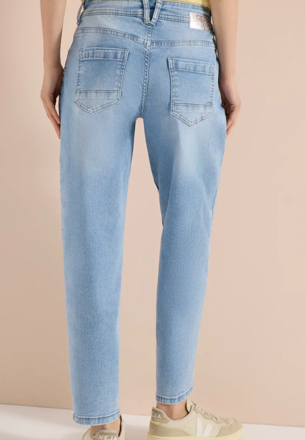 High Waist Barrel Leg Jeans in Loose Fit