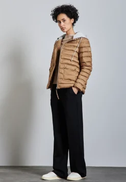 Jacke mit abnehmbarer Kapuze