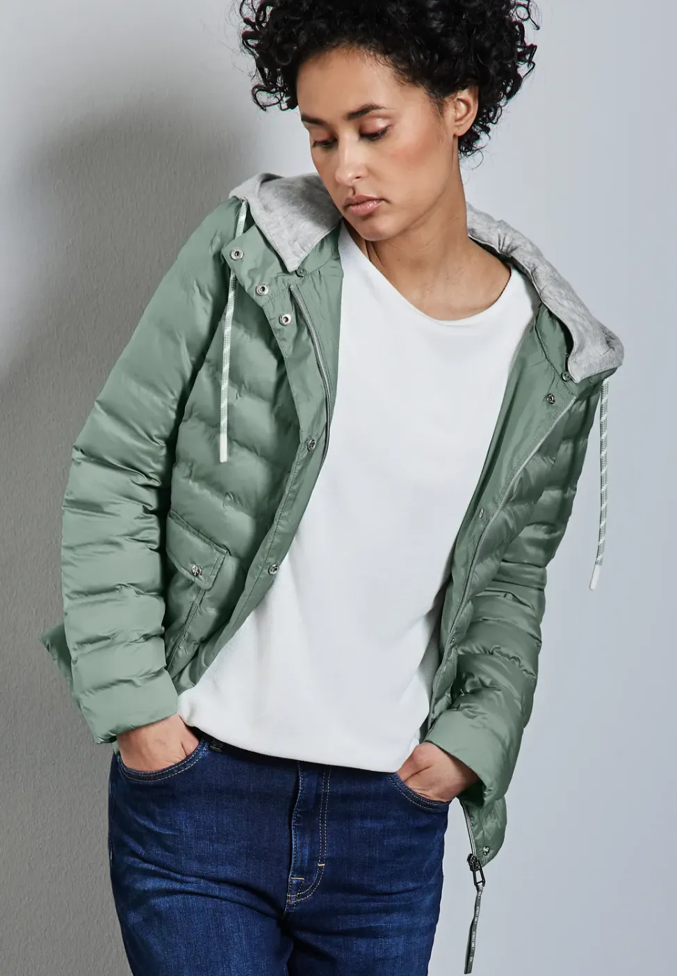 Jacke mit abnehmbarer Kapuze