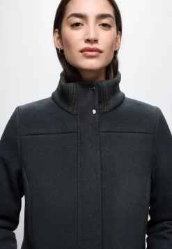 Jas met gebreide details
